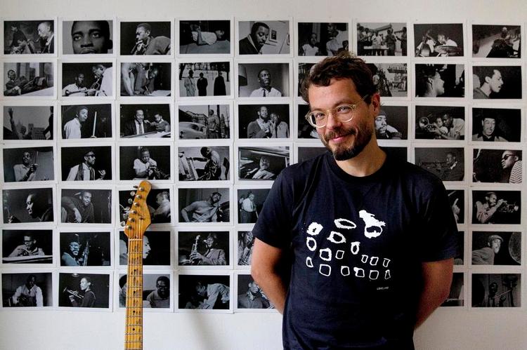 Jazzfavoriter. I sin lille lejlighed på Vesterbro har Jakob Bro et halvt hundrede små sort-hvide fotografier af sine yndlingsmusikere fra jazzhistorien, der hænger skulder ved skulder. 