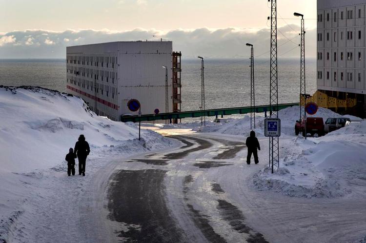 Debat. Grønland mangler penge, og regeringen vil lokke udenlandske mineselskaber til med en ny storskalalov. Loven skulle sent i aftes førstebehandles i parlamentet. Den ventes vedtaget, men får kritik fra store dele af fagbevægelsen. 