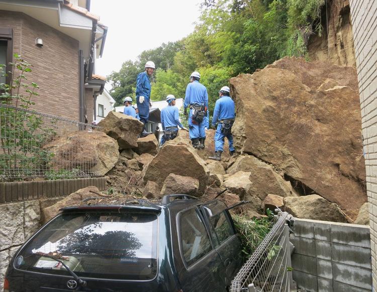 Storm. Flere huser er begravet under jord- og mudderskred i Japan. 