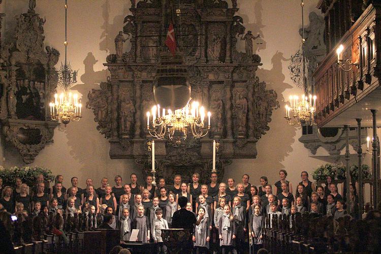 kirken. Ræsonnementet er sådan her: Man holder op med at tro på Gud, og så bliver man hjemme fra kirken. Men uanset om man tror på Gud eller ej, får man fællesskab og moralske refleksioner i kirken, hævder de Botton. 