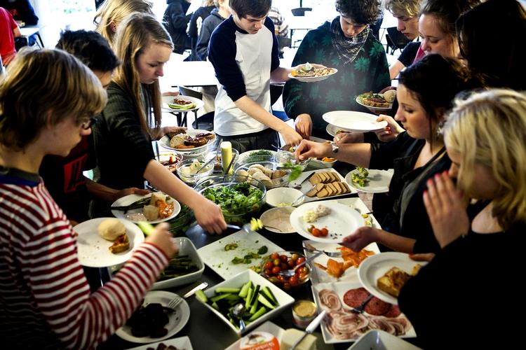 frokostvaner. Danskerne er meget glade for kødpålæg, især rullepølse og skinke. 