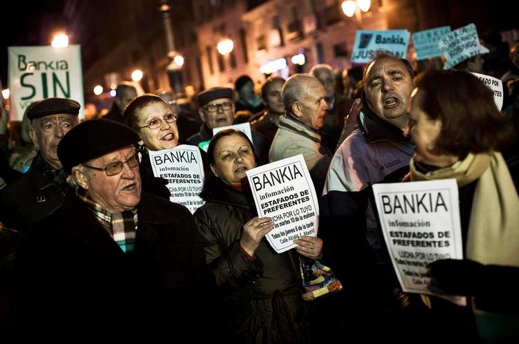 protest. Bankia, som har lånt Real Madrid penge til købet af Gareth Bale, har været genstand for mange demonstrationer fra vrede spanske borgeres side. 