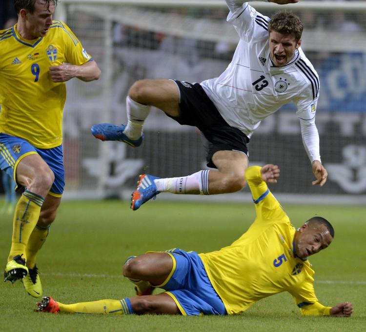 flyvende. Kampen mellem Tyskland og Sverige blev endnu en gang en underholdende forestilling med otte mål. Denne gang vandt Tyskland efter at have været bagud med 2-0. 
