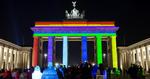 Kulørt. Brandenburger Tor er mere farverig end normalt i denne. Det skyldes Festival of Lights i Berlin. 