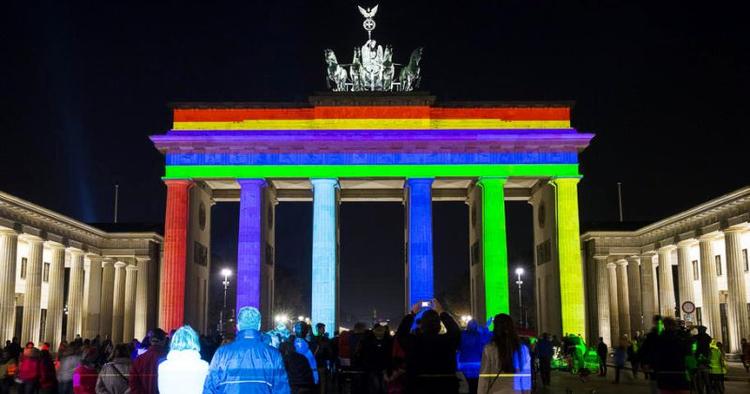 Kulørt. Brandenburger Tor er mere farverig end normalt i denne. Det skyldes Festival of Lights i Berlin. 