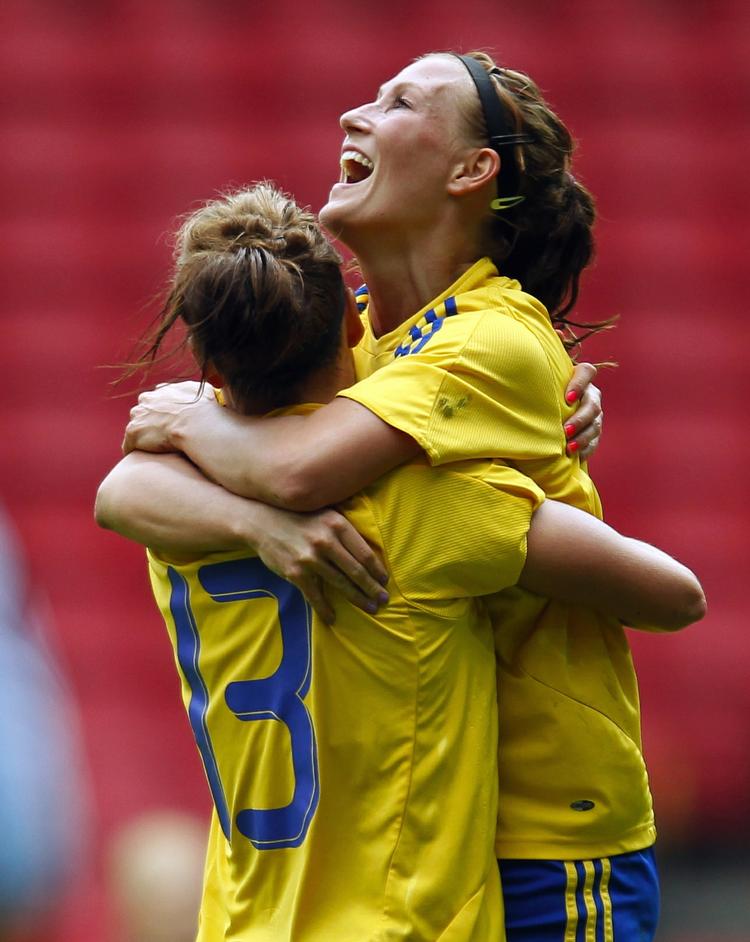 champions. Brøndbys Sanne Troelsgaard og Theresa Nielsen jubler efter sejren til holdet i pokalfinalen mod Skovbakken. 