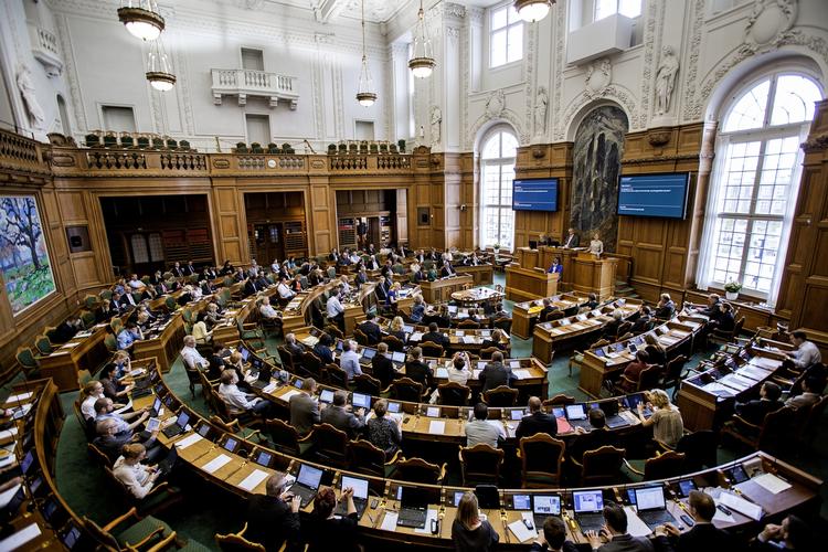 Nej. Både regeringspartier og oppositonspartier afviser fuldstændig et forslag fra Dansk Flygtningehjælp om at give illegale indvandrere midlertidig arbejdstilladelse i Danmark. Det legitimerer menneskesmuglernes løgnehistorier, mener DF. 