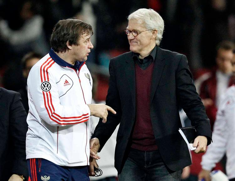 ansat. Morten Olsen (th) har været rygtet til AZ Alkmaar som cheftræner. Men det job gik til  Dick Advocaat (tv). 