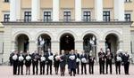 Skiftedag. Lederen af det konservative parti Høyre, Erna Solberg, kunne i dag præsentere sig nye borgerlige regering. 