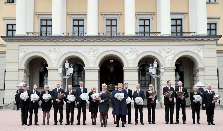 Skiftedag. Lederen af det konservative parti Høyre, Erna Solberg, kunne i dag præsentere sig nye borgerlige regering. 