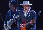 varme. Bob Dylan optræder, på denne turne, med en uhøjtidelig varme, så der ofte opstår spontane smil i sammenspillet. 