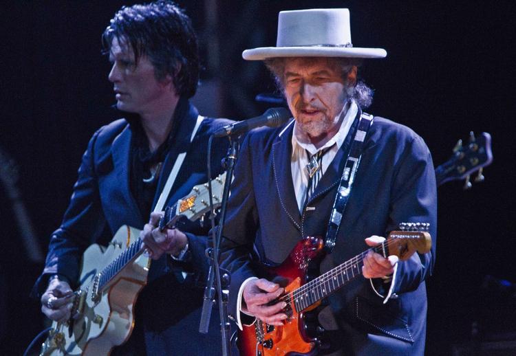 varme. Bob Dylan optræder, på denne turne, med en uhøjtidelig varme, så der ofte opstår spontane smil i sammenspillet. 