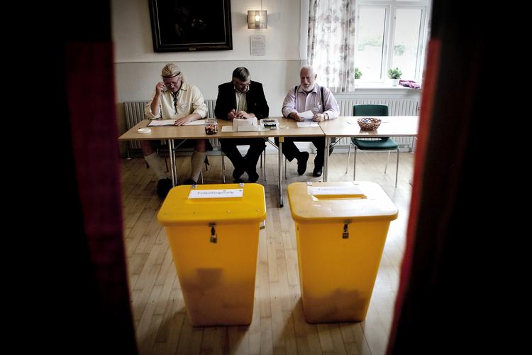 Stemmeboks. Der bliver færre valgsteder. 