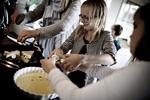 undtagelsesvis. Børn, der laver mad i køkkenet er et sjældent syn i danske hjem. Her er Benedicte og Nora (th) i gang med søde sager. 