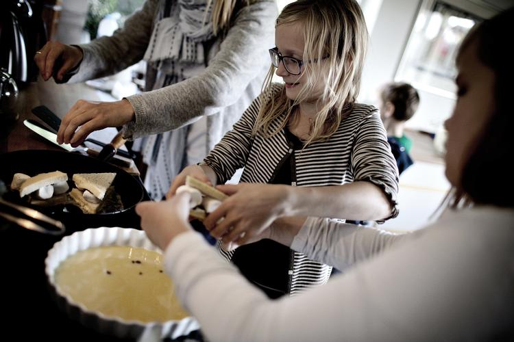 undtagelsesvis. Børn, der laver mad i køkkenet er et sjældent syn i danske hjem. Her er Benedicte og Nora (th) i gang med søde sager. 