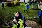 Særsyn. Per Haubjerg Jørgensen kommer et barn til undsætning i udflytterbørnehaven Nortoftegaard. 