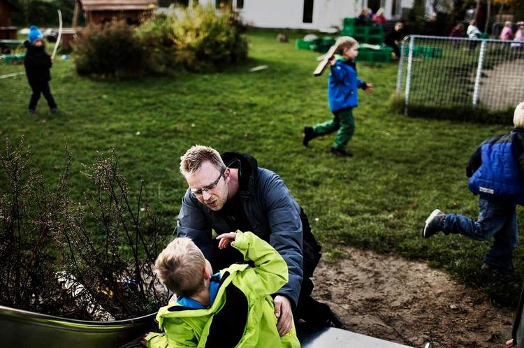 Særsyn. Per Haubjerg Jørgensen kommer et barn til undsætning i udflytterbørnehaven Nortoftegaard. 