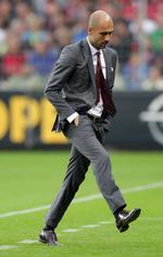venskabeligt. Bayern-træner Pep Guardiola kræver mere respekt for sine idéer om spillestil og rotation på mesterholdet. 