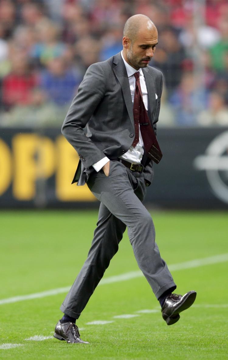 venskabeligt. Bayern-træner Pep Guardiola kræver mere respekt for sine idéer om spillestil og rotation på mesterholdet. 