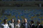 uro. Fifa-generalsekretær, Jerome Valcke (midt), inspicerer i maj måned et af Brasiliens stadionbyggerier sammen med landets sportsminister, Aldo Rebelo (nummer tre fra venstre). 