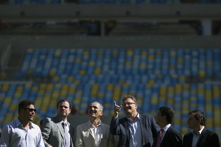 uro. Fifa-generalsekretær, Jerome Valcke (midt), inspicerer i maj måned et af Brasiliens stadionbyggerier sammen med landets sportsminister, Aldo Rebelo (nummer tre fra venstre). 