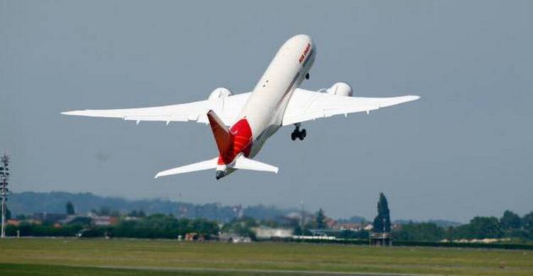 Defekt. Et Boeing 787 Dreamliner-fly fra Air India har tabt en del af skroget under flyvning. Boeing forstår ikke, hvordan det kunne ske. 