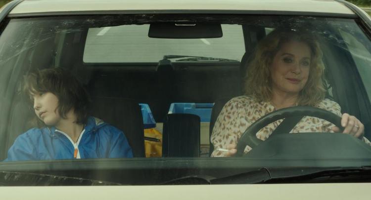 på afveje. Catherine Deneuve tager på roadtrip med Nemo Schiffman i ’Betties tur’ – og redder samtidig filmen. Foto: Scanbox 