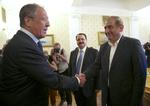 Fredssnak. Der bliver afholdt fredskonference om Syrien i Moskva til november, siger Syriens vicepremierminister, Qadri Jamil, på et pressemøde i samme by i dag. 