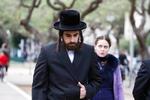 Dilemma. Shira (Hadas Yaron) bliver sat i et dilemma, da hendes søster dør, og moderen foreslår, at Shira gifter sig med enkemanden, Yochai (Yiftach Klein): Skal hun følge sit hjerte eller gøre det, der forventes? 