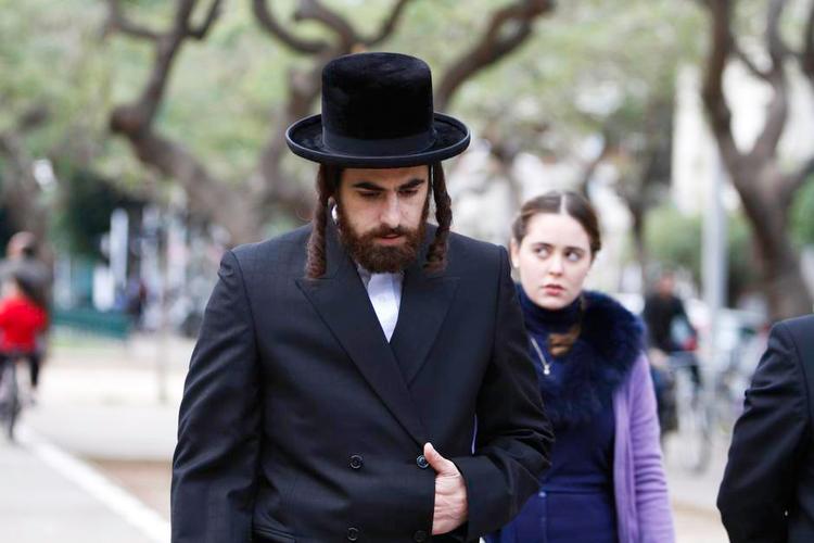 Dilemma. Shira (Hadas Yaron) bliver sat i et dilemma, da hendes søster dør, og moderen foreslår, at Shira gifter sig med enkemanden, Yochai (Yiftach Klein): Skal hun følge sit hjerte eller gøre det, der forventes? 