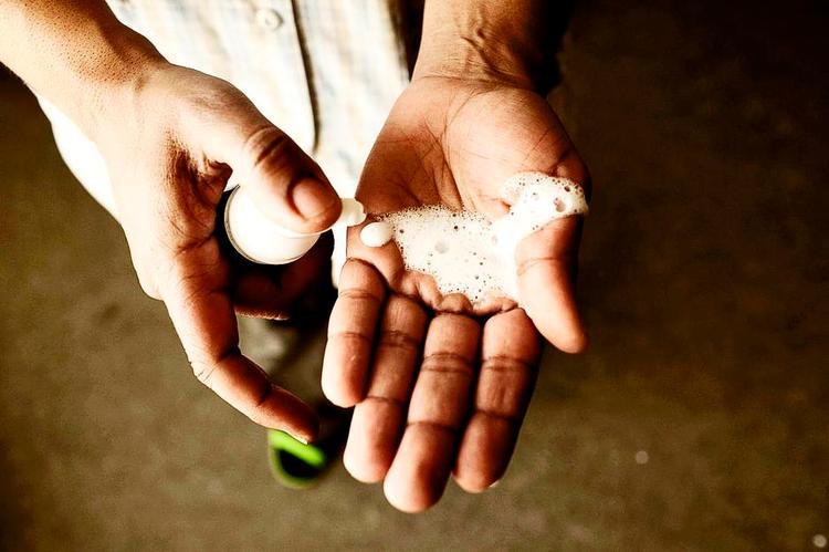 Allergifremkaldende. Håndsprit kan indeholde stoffer, der kan fremkalde allergi. Det kan være svært at gennenmskue for forbrugeren, da det er ikke lovpligtigt at deklarere indholdsstoffer i håndsprit. 