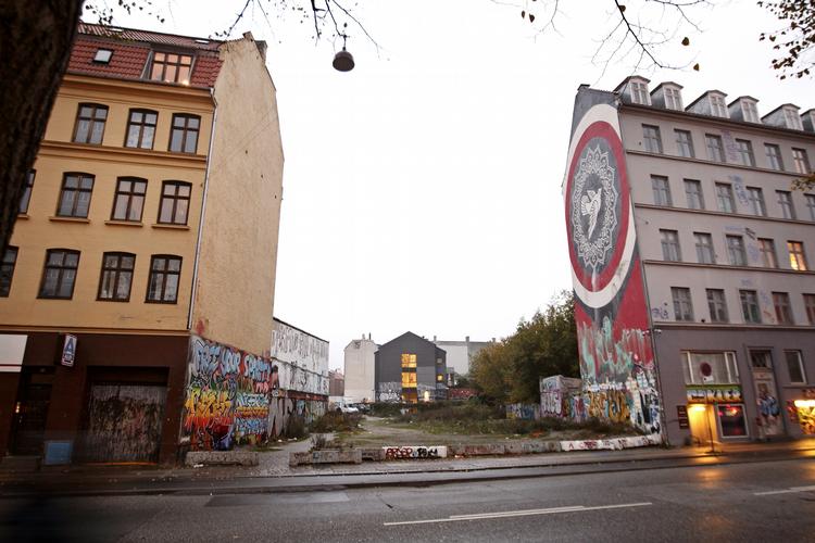 TOM. Grunden på Jagtvej 69 har stået tom siden 2008, hvor Ungdomshuset på adressen blev revet ned. 