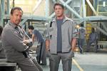 Indeburet. Ray Breslin (Sylvester Stallone) møder Emil Rottmeyer (Arnold Schwarzenegger) bag lås og slå. 