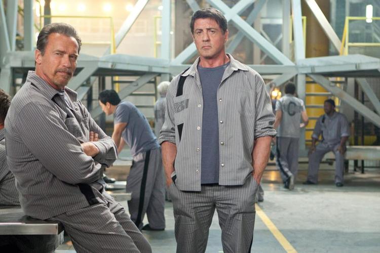 Indeburet. Ray Breslin (Sylvester Stallone) møder Emil Rottmeyer (Arnold Schwarzenegger) bag lås og slå. 