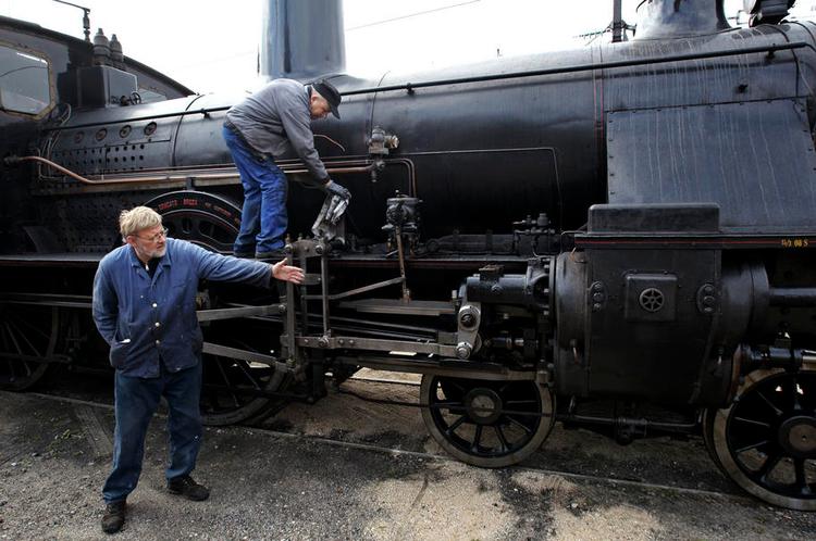 Funktionelt. Lokomotiv K 582 blev bygget i år 1900 og var i sin tid det største og hurtigste i Danmark. Selv i dag er det mere brugbart end de fleste af AnsaldoBredas nyere tog. Lokomotivfører Henning Pedersen viser her maskinen frem, mens fyrbøder Kim Jensen fjerner rust. 