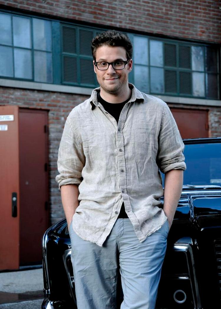 skæv. Seth Rogen er ivrig fortaler for marihuana og ryger gerne, når han skal skrive. »Jeg ved ikke, om det hjælper mig til at skrive bedre, men det får mig til ikke at bekymre mig om, at jeg skal arbejde«, siger han. 