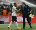 vittighed. Der så ikke ud til at være forståelsesproblemer mellem Andros Townsend (tv) og landstræner Roy Hodgson (th), da den velspillende englænder blev skiftet ud sent i kampen mod Polen. 