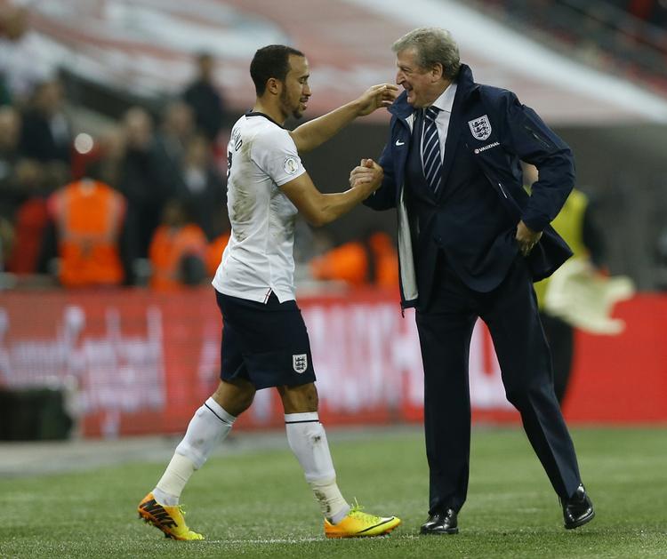 vittighed. Der så ikke ud til at være forståelsesproblemer mellem Andros Townsend (tv) og landstræner Roy Hodgson (th), da den velspillende englænder blev skiftet ud sent i kampen mod Polen. 