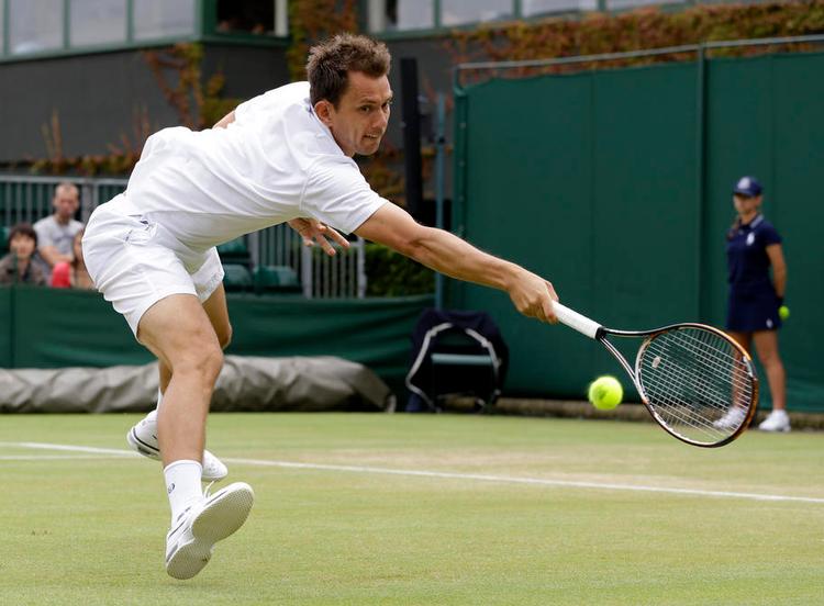 overvåget. Frederik Løchte Nielsen spiller ikke altid på den store scene som Wimbledon i double, og når han optræder i single på lavere niveau, kan ubehageligt fusk også ramme danskerens kampe. 