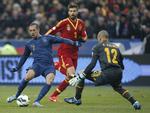 Stormøde. Europas største fodboldnationer mødes sjældent i kvalifikationskampe, hvor der er point på spil. Frem mod VM 2014 var Spanien og Frankrig dog i samme gruppe. Her tester Franck Ribery Spaniens målmand Victor Valdes, mens Gerard Pique ser til. Spanien vandt VM-kvalkampen i marts i Paris med 1-0. 