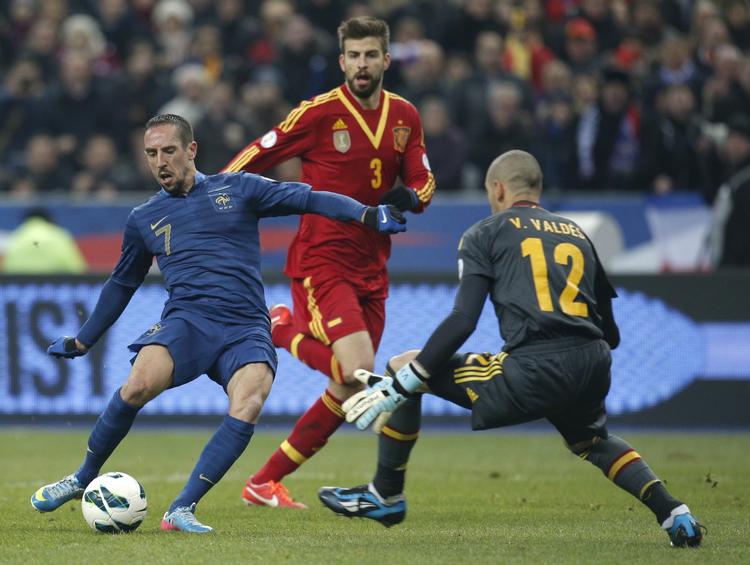Stormøde. Europas største fodboldnationer mødes sjældent i kvalifikationskampe, hvor der er point på spil. Frem mod VM 2014 var Spanien og Frankrig dog i samme gruppe. Her tester Franck Ribery Spaniens målmand Victor Valdes, mens Gerard Pique ser til. Spanien vandt VM-kvalkampen i marts i Paris med 1-0. 