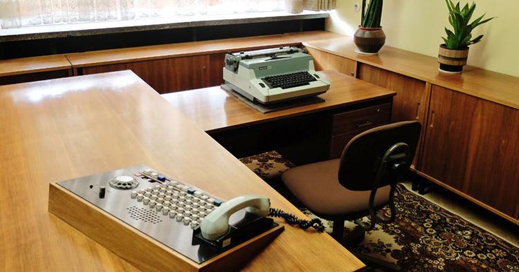 AFLYTNING. Stasi-leder Erich Mielke brugte mere end 600.000 informanter igennem årene. Havde det været i dag, havde han bare skullet bruge 3.000 computere. 