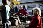 Mandeforbillede. Regeringen sætter penge af til at skaffe flere mandlige pædagoger. Den mandlig pædagog, Mohammad Babakhani, rister popcorn i børnehaven Nordtoftegaard. 