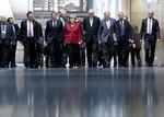 Koalition. Angela Merkel og hendes følge på vej til sonderingssamtaler med socialdemokraterne om en ny koalitionsregering. 
