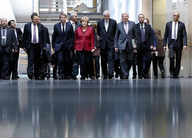 Koalition. Angela Merkel og hendes følge på vej til sonderingssamtaler med socialdemokraterne om en ny koalitionsregering. 