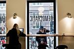 Demokratisk. Alle slags mennesker går på biblioteket, siger ejeren af caféen på Hovedbiblioteket. Deraf navnet Democratic Coffee. 
