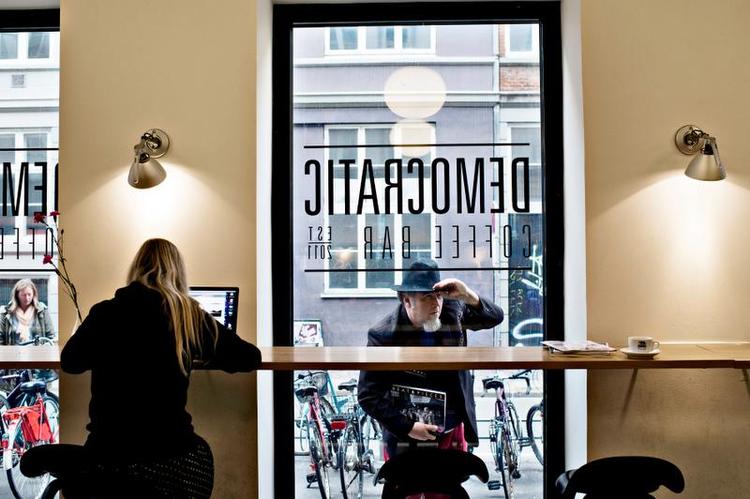 Demokratisk. Alle slags mennesker går på biblioteket, siger ejeren af caféen på Hovedbiblioteket. Deraf navnet Democratic Coffee. 