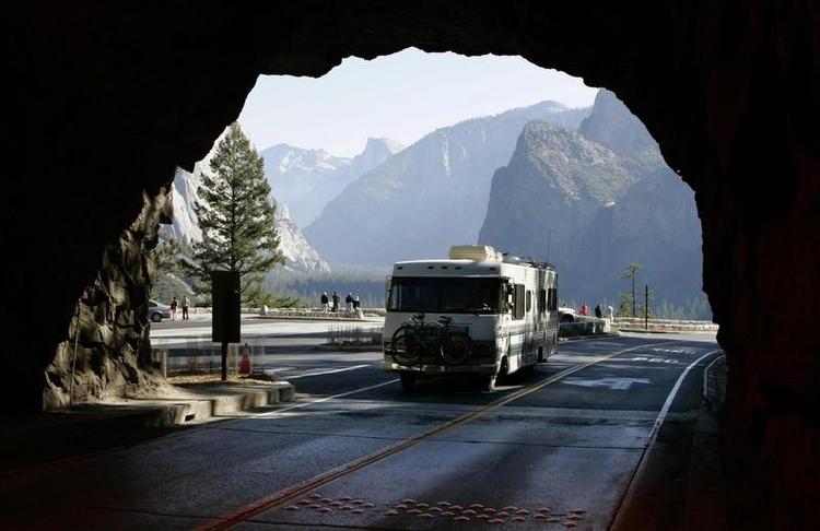 Besøg. Yosemite nationalpark er igen klar til at modtage besøgende. Parken skulle ikke have meget betænkningstid, før genåbningen var en realitet. 
