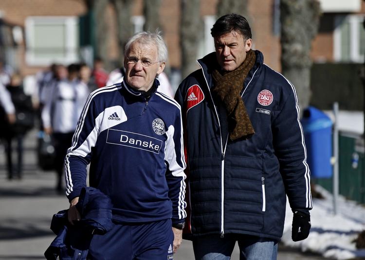 Landsholdschefer. En ny turnering på bekostning af venskabs- og testkampe er næppe i den siddende landstræners interesse. Testmodstandere vælges i høj grad ud fra spillestil - og den kommende modstander i en kvalifikationsturnering eller slutrunde. På billedet ses landstræner Morten Olsen (tv) og kommunikationschef i Dansk Boldspil-Union, Lars Berendt. 