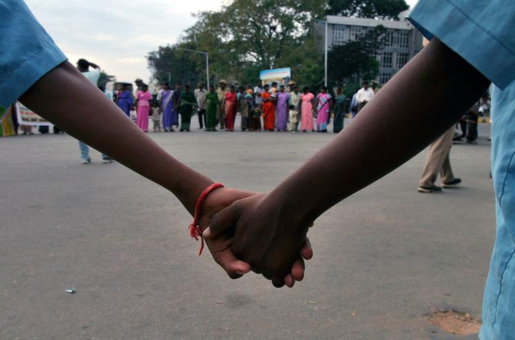 Trafficking. Børn holder i hånden i en protest mod menneskehandel i Bangalore i Indien (arkivfoto). 